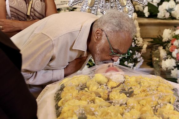 Foto de Gilberto Gil beijando Nana Caymmi em velório emocionou fãs da MPB