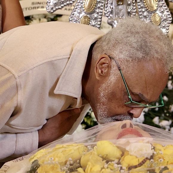 Foto de Gilberto Gil beijando Nana Caymmi em velório emocionou fãs da MPB