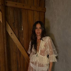 Na foto compartilhada nas redes sociais, Bruna aparece usando um vestido longo da grife francesa, avaliado em R$ 53.604.