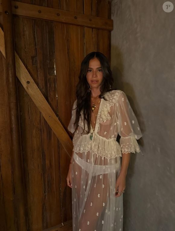 Na foto compartilhada nas redes sociais, Bruna aparece usando um vestido longo da grife francesa, avaliado em R$ 53.604.