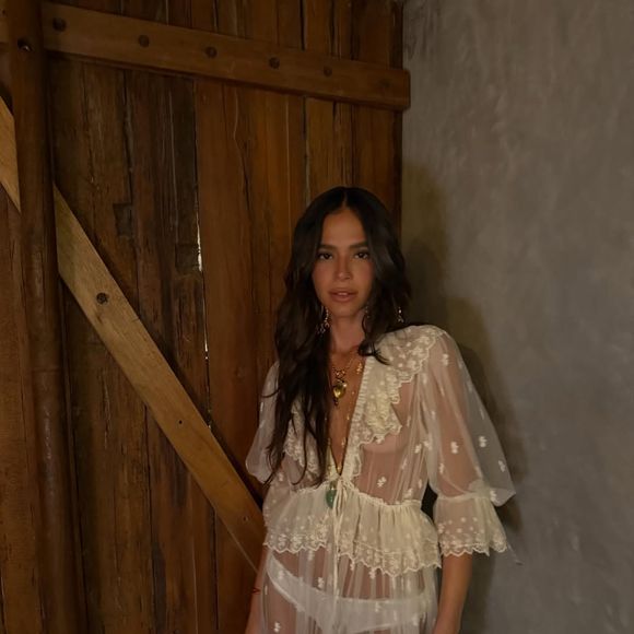 Na foto compartilhada nas redes sociais, Bruna aparece usando um vestido longo da grife francesa, avaliado em R$ 53.604.