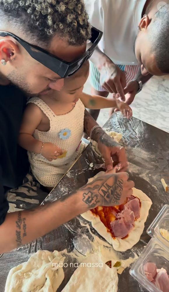 Filha de Neymar, Mavie, montou pizza com as mãos na Arábia Saudita