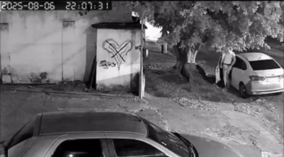 Pastor de peruca e calcinha entra em um carro depois de vagar pelas ruas durante um tempo