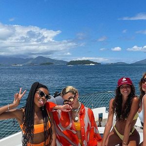 Bruna Marquezine curtiu passeio de barco com as amigas Manu Gavassi, Thelma e Rafa Kalimann após BBB 20