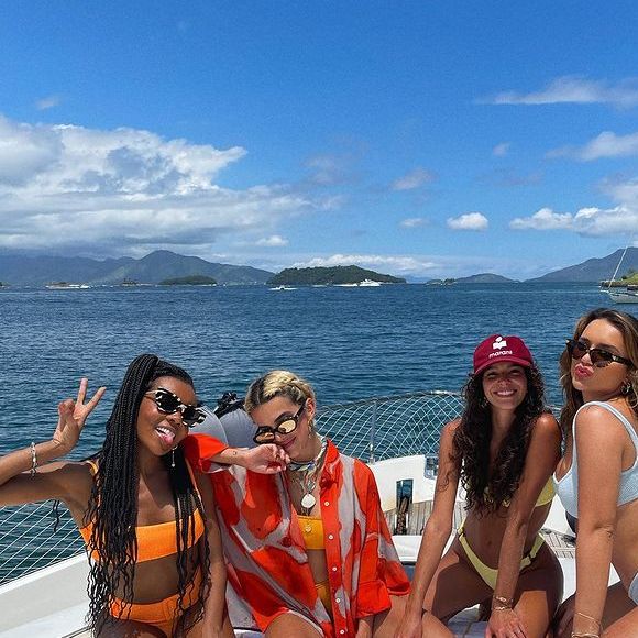 Bruna Marquezine curtiu passeio de barco com as amigas Manu Gavassi, Thelma e Rafa Kalimann após BBB 20