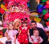 Virginia Fonseca e Zé Felipe posaram juntos ao lado dos filhos durante a festa de 5 anos de Maria Alice, realizada na luxuosa Casa VF, em Goiânia