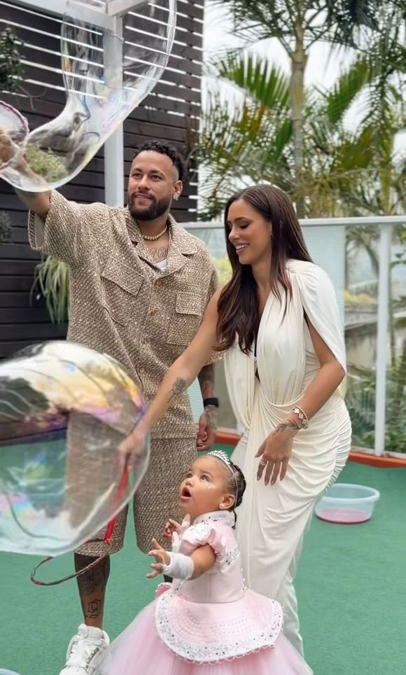 Neymar rouba a cena no aniversário de Mavie com look de grife italiana avaliado em mais de R$ 14 mil
