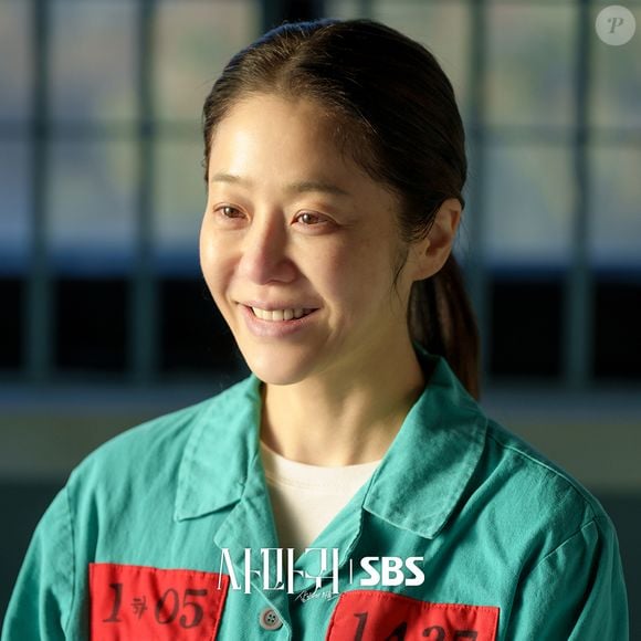 Então, o filho da 'Queen Mantis', agora um detetive de sucesso, tem que se juntar a ela para desvendar os crimes