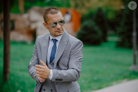 Cinza é tido como cor ambígua, não representa nem a bondade absoluta nem a obscuridade total, mas sim um terreno nebuloso, indefinido