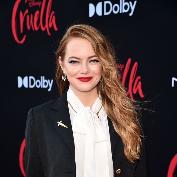 2021: Emma Stone já compartilhou os detalhes do seu skincare poderoso feito diariamente