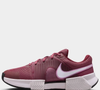 Os dad sneakers são alternativas aos mocassins e podem aparecer em produções que vão da academia ao escritório. Segundo a descrição do produto, o Nike Zoom GP Challenge 1.5 HC Feminino combina as cores vinho e branco que lembram uma 'cereja cristalizada'