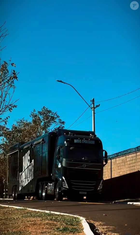 O motorhome da família de Gusttavo Lima combina a estrutura de um caminhão pesado com ambientes de uma casa, incluindo suíte, sala, cozinha, quarto infantil e banheiro completo