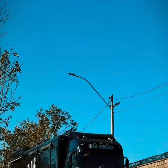 O motorhome da família de Gusttavo Lima combina a estrutura de um caminhão pesado com ambientes de uma casa, incluindo suíte, sala, cozinha, quarto infantil e banheiro completo