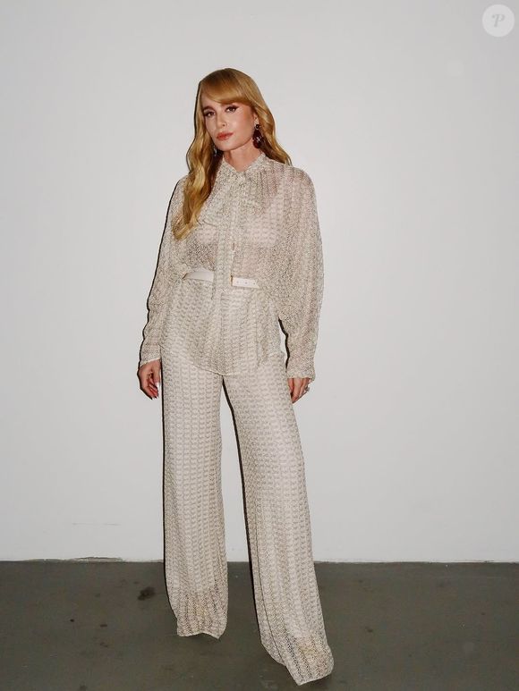 Angélica completou o look com uma calça de modelagem reta. A peça, em tom bege claro, é completamente forrada e traz cós elástico