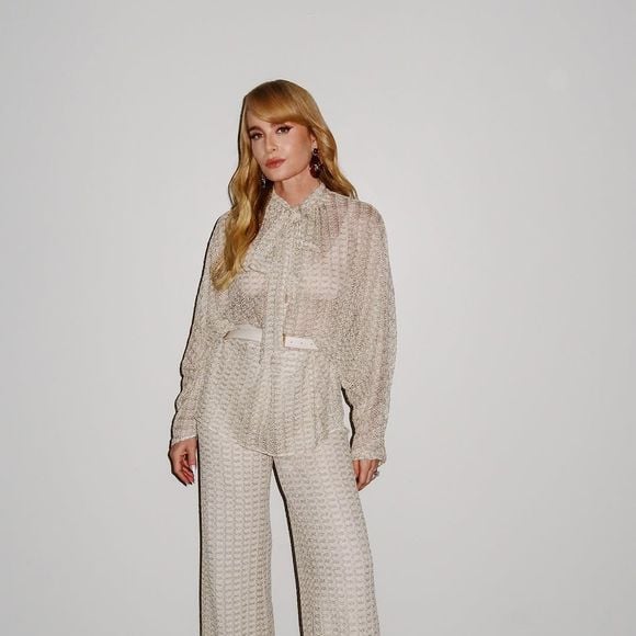 Angélica completou o look com uma calça de modelagem reta. A peça, em tom bege claro, é completamente forrada e traz cós elástico