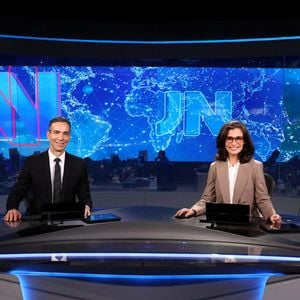 César Tralli estreia na bancada do 'Jornal Nacional' como âncora titular em 3 de novembro de 2025