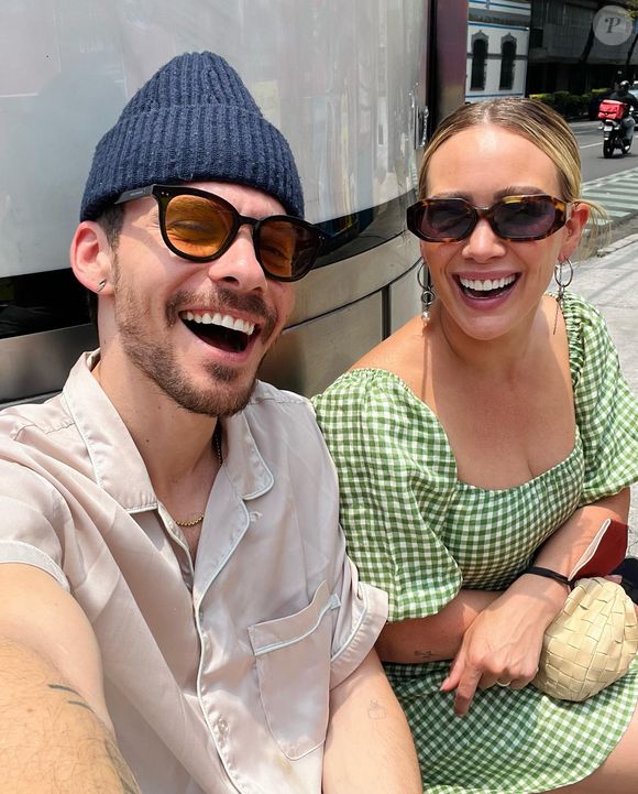 Além do microagulhamento, Hilary Duff revelou à People que se tornou fã dos tratamentos faciais com esperma de salmão e contou que também levou o marido, Matthew Koma, a aderir ao procedimento