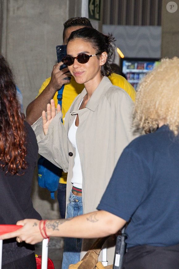 Aerolook de milhões: Bruna Marquezine desembarca no Galeão com visual comfy e grifado, provando que o verdadeiro luxo está em parecer simples — e impecável