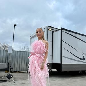 Ariana Grande, porém, nunca se pronunciou sobre os boatos de que o cabelo ruivo tinha danificado seus fios