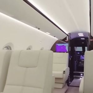 Aeronave executiva usada por Shakira em viagens recentes reforça logística global da turnê Las Mujeres Ya No Lloran