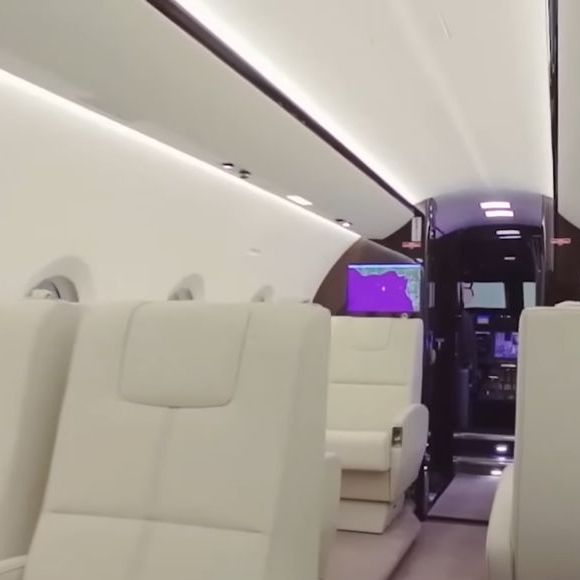 Aeronave executiva usada por Shakira em viagens recentes reforça logística global da turnê Las Mujeres Ya No Lloran