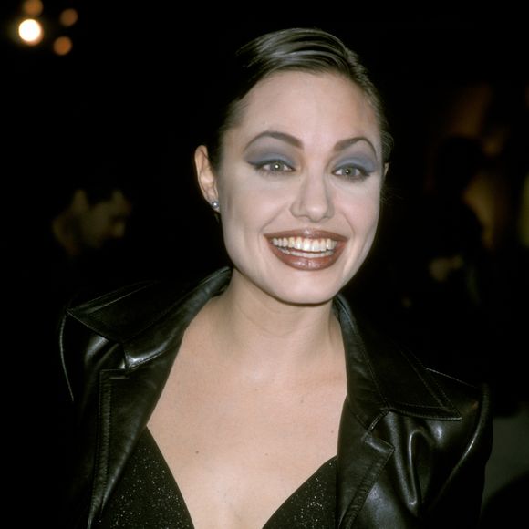 No final dos anos 90, Angelina Jolie chocava em alguns eventos ao aparecer toda diferente