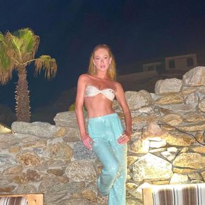 Vai passar o Natal em lugares de praia? Você pode adicionar um toque de brilho como essa calça de lantejoulas usada por Marina Ruy Barbosa.