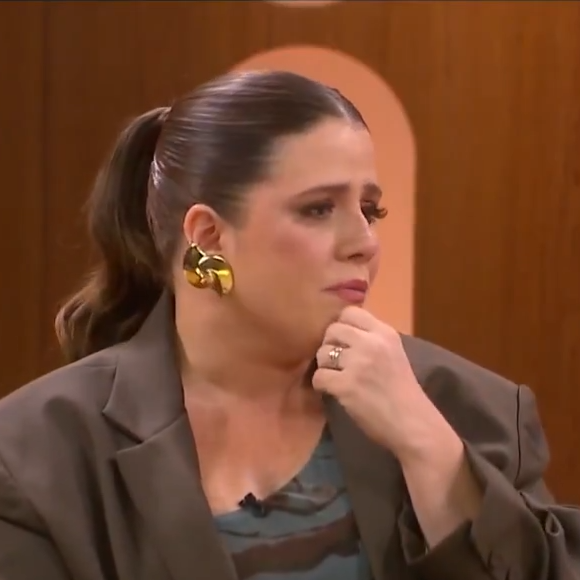 Tati Machado chorou ao falar da morte do bebê e comemorou a volta ao trabalho em meio ao luto