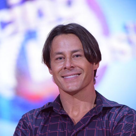 Theo Becker, lembrado por sua participação polêmica na primeira edição de A Fazenda, carrega mágoas profundas da Record. No reality, protagonizou explosões emocionais, brigas intensas e até criou o bordão “esse é irmão desse”, mostrando os braços musculosos. Anos depois, afirmou que tudo fazia parte de um “papel” incentivado pela direção do programa, que teria sugerido esse comportamento para gerar audiência. Para Becker, sua passagem pelo canal foi um erro que não repetiria, preferindo até trabalhos menores ou figurações a reviver o que classifica como uma experiência negativa e prejudicial à carreira