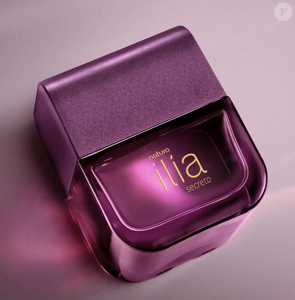 Perfume Ilía Secreto da Natura traz um floral intenso para mulheres vaidosas, com notas de pêra, jasmim, além de café e musk.