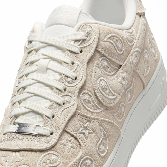 Hit desde os anos 70, a estampa paisley volta aos holofotes e ganha destaque no novo Nike Air Force 1 Low Paisley, que aposta em acabamento sofisticado em camurça e relevo para renovar qualquer produção