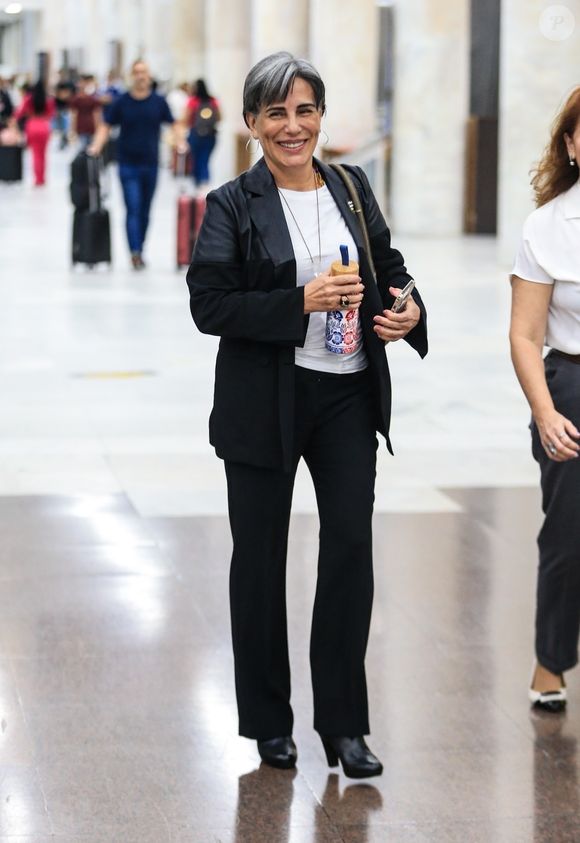 Gloria Pires é dona de fios grisalhos poderosos e cheios de brilho