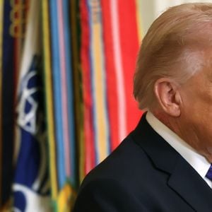 Em reviravolta inesperada, Donald Trump suspende ataques após mediação do Paquistão e sinaliza avanço em negociações de paz