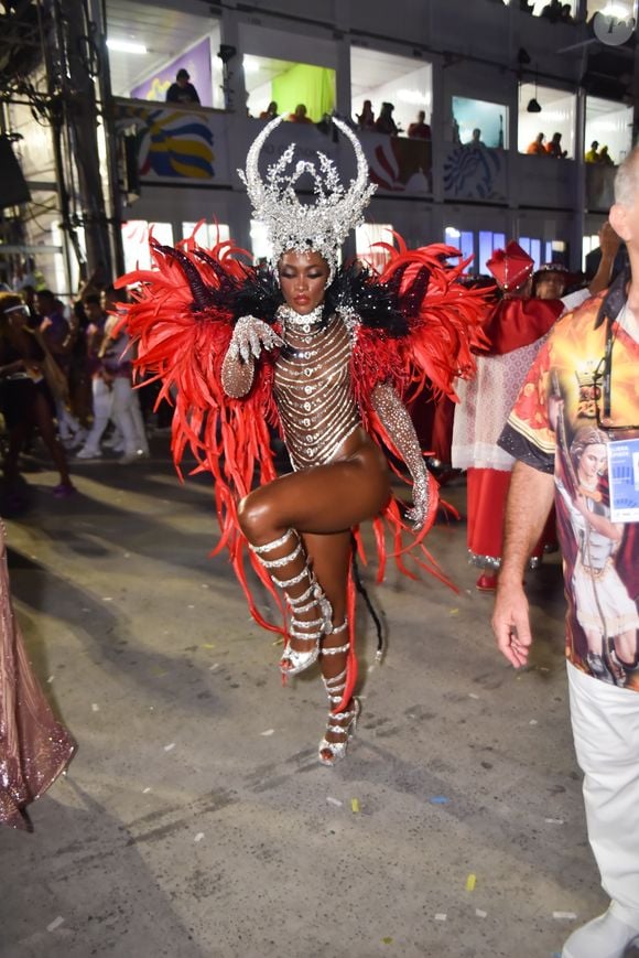 Erika Januza durante o desfile na Marquês de Sapucaí, no Rio de Janeiro, em 2023.