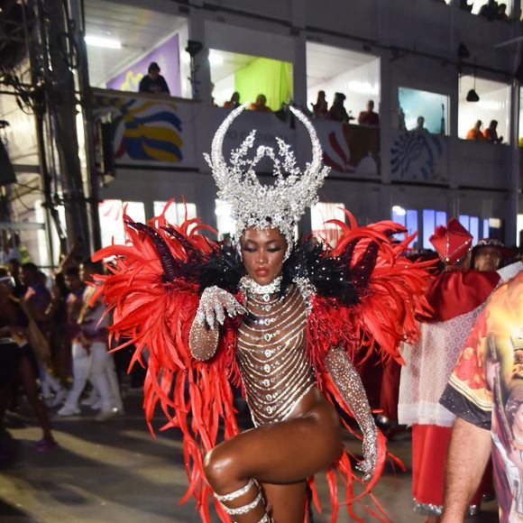 Erika Januza durante o desfile na Marquês de Sapucaí, no Rio de Janeiro, em 2023.