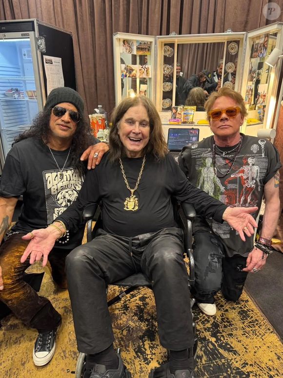 Axl Rose em foto recente com Slash, guitarrista do Guns N' Roses, e Ozzy Osboune, que morreu nos últimos meses