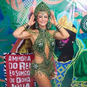 Look de Paolla Oliveira tem um recorte cavado na região do colo e do abdômen, deixando boa parte do corpo à mostra