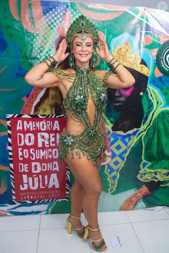 Look de Paolla Oliveira tem um recorte cavado na região do colo e do abdômen, deixando boa parte do corpo à mostra