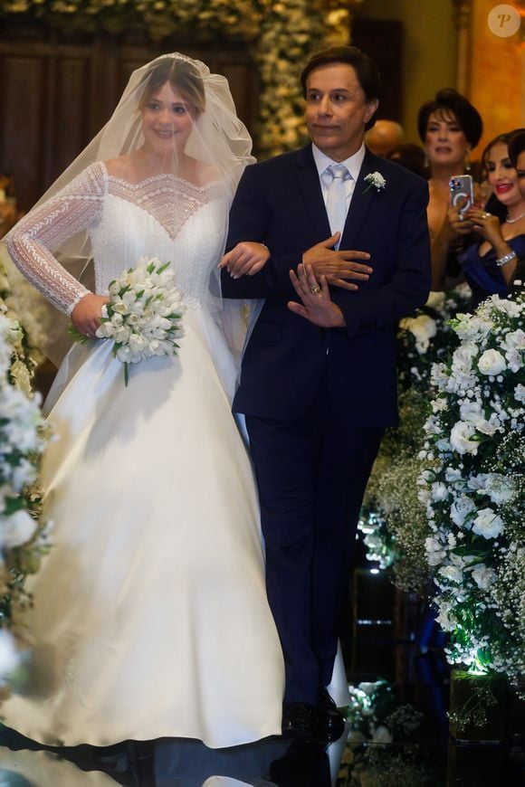 Tom Cavalcante com a filha, Maria Cavalcante, no casamento da influencer