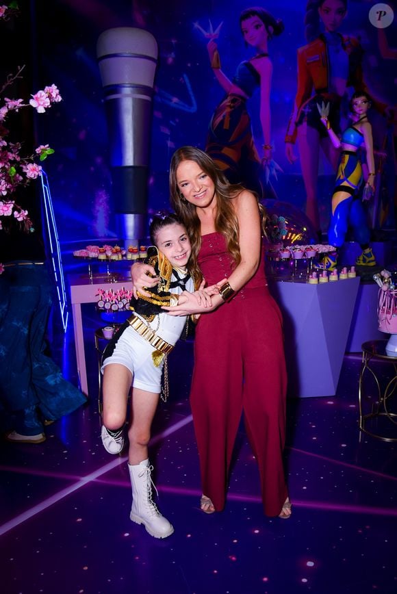 O macacão vinho foi a escolha de Rafaella Justus para a festa temática das sobrinhas Chiara e Sienna, que completaram 7 anos em uma celebração infantil realizada em São Paulo