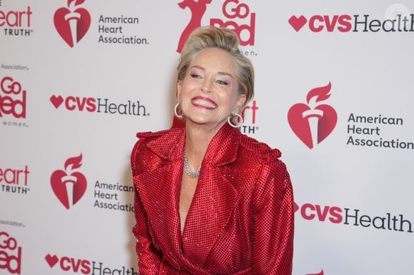 Sharon Stone é uma referência de cabelo curto para mulheres com mais de 50 anos. O bixie combina características do bob e do pixie para criar um visual cheio de personalidade