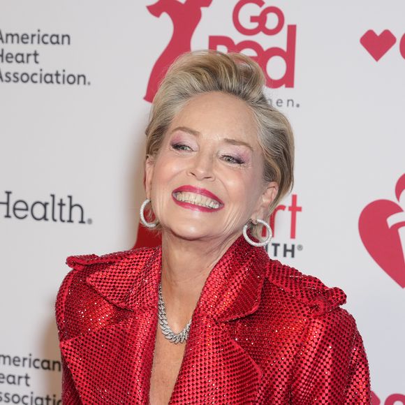 Sharon Stone é uma referência de cabelo curto para mulheres com mais de 50 anos. O bixie combina características do bob e do pixie para criar um visual cheio de personalidade