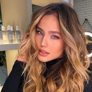 Biah Rodrigues adotou cabelo loiro iluminado anteriormente: o tom é apontado como certeiro para ter prosperidade, segundo o expert