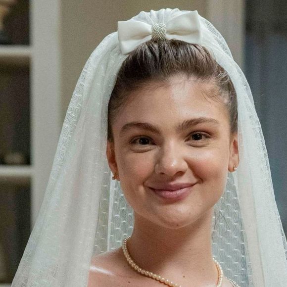 Vestido de noiva delicado, véu com laço e pérolas em 'Garota do Momento'! Grávida, Celeste usa look romântico no casamento com Edu; veja fotos