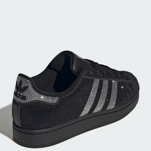 Brilho, nostalgia e impacto fashion: novo tênis da Adidas que lembra a estética de Michael Jackson transforma o clássico Superstar II em peça-desejo para quem ama moda com personalidade