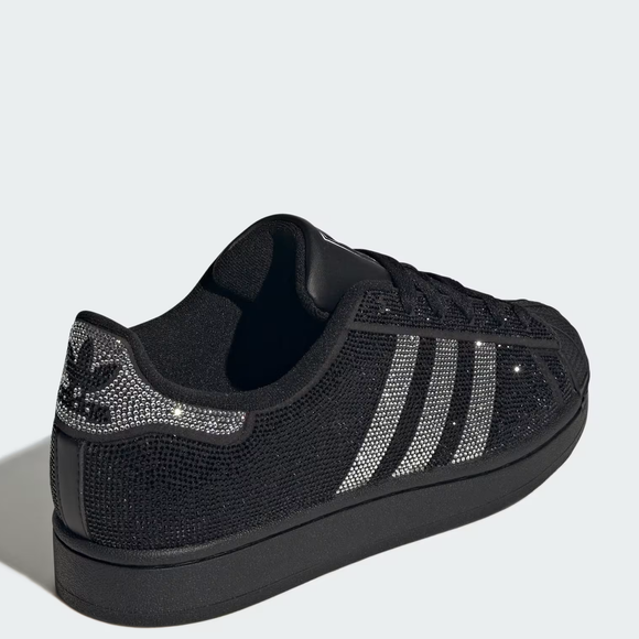 Brilho, nostalgia e impacto fashion: novo tênis da Adidas que lembra a estética de Michael Jackson transforma o clássico Superstar II em peça-desejo para quem ama moda com personalidade