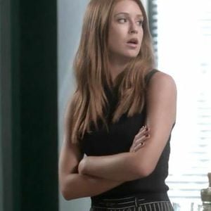 Do visual simples ao glamour: Eliza, vivida por Marina Ruy Barbosa, iniciou a novela com um estilo despojado e, ao longo da trama, se transformou em um dos maiores ícones de moda de 'Totalmente Demais'. Neste look a personagem optou por um short estilo risca de giz e uma camiseta básica preta