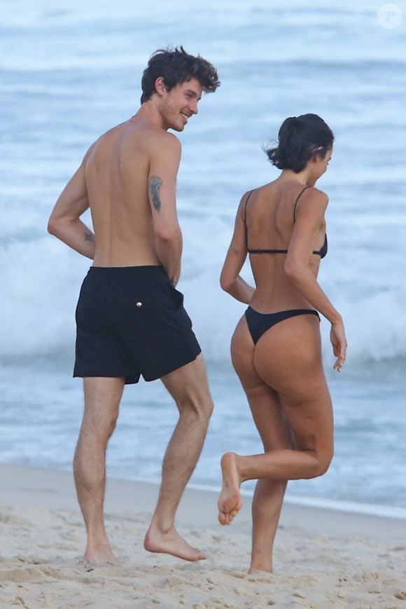 Bruna Marquezine aposta em biquíni minimalista que valoriza a silhueta em dia de praia