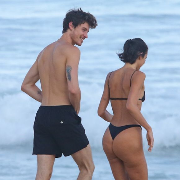 Bruna Marquezine aposta em biquíni minimalista que valoriza a silhueta em dia de praia