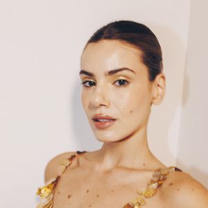 Camila Queiroz não penteia o cabelo com pentes e sim com os próprios dedos